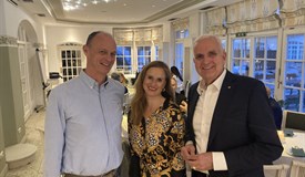 Club-Präsident Leonhard Stärk (r.) begrüßte Pia Klapos und Robert Walter als neue Mitglieder.