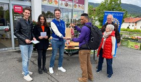 Helfer und Spender vor dem Rewe-Markt in Hausham.