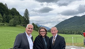Amtsübergabe: (v.l.) Leonhard Stärk mit seinen Nachfolgern Petra Reindl und Christian Döring.