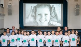 Bei der Übergabe: die Mittelschüler mit (h.v.l.) Christian Döring, Birgit Ostermeier und Hans-Günther Kaufmann.