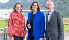 Ilse Aigner (M.) mit den Präsidenten Petra Reindl und Christian Döring vor der Kulisse des Schliersee.
