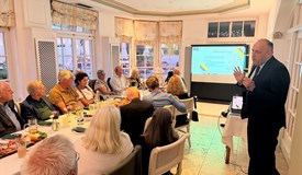 Der ukrainische Generalkonsul Yurii Nykytiuk bei seinem Vortrag in Miesbach.