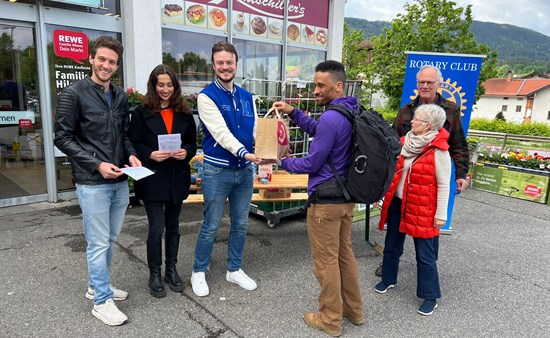 Helfer und Spender vor dem Rewe-Markt in Hausham.