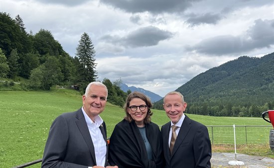 Amtsübergabe: (v.l.) Leonhard Stärk mit seinen Nachfolgern Petra Reindl und Christian Döring.