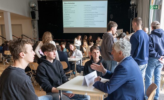 Die Schüler hörten aufmerksam zu, was die Rotarier an Tipps und Berufserfahrung weiterzugeben hatten.