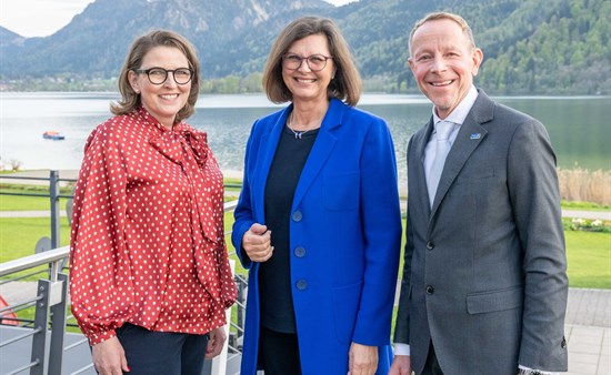 Ilse Aigner (M.) mit den Präsidenten Petra Reindl und Christian Döring vor der Kulisse des Schliersee.
